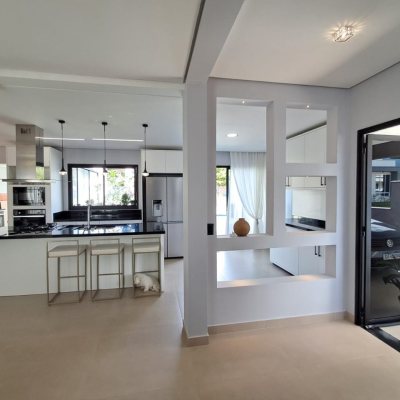 Casa em Condomínio com 272m², 3 quartos, 1 suíte, 2 garagens, no bairro RIO VERMELHO em Florianópolis