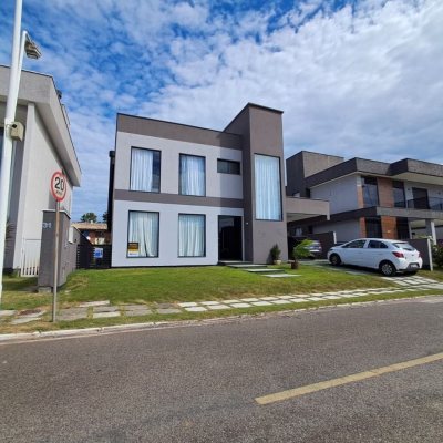 Casa em Condomínio com 272m², 3 quartos, 1 suíte, 2 garagens, no bairro RIO VERMELHO em Florianópolis