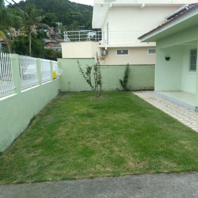 Casa Residencial com 144m², 3 quartos, 1 suíte, 3 garagens, no bairro Canasvieiras em Florianópolis