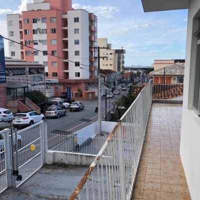 Casa Residencial com 259m², 6 quartos, 2 suítes, 5 garagens, no bairro Barreiros em São José