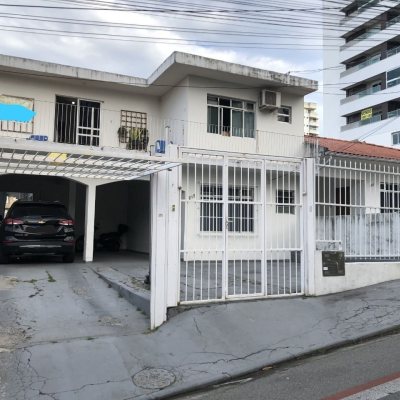 Casa Residencial com 259m², 6 quartos, 2 suítes, 5 garagens, no bairro Barreiros em São José