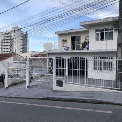 Casa Residencial com 259m², 6 quartos, 2 suítes, 5 garagens, no bairro Barreiros em São José