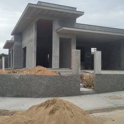 Casa Residencial com 113m², 3 quartos, 1 suíte, 2 garagens, no bairro Forquilhas em São José