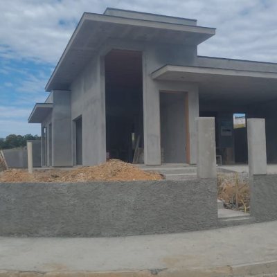 Casa Residencial com 113m², 3 quartos, 1 suíte, 2 garagens, no bairro Forquilhas em São José