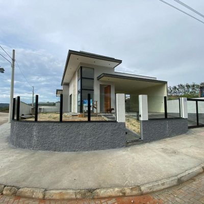 Casa Residencial com 113m², 3 quartos, 1 suíte, 2 garagens, no bairro Forquilhas em São José