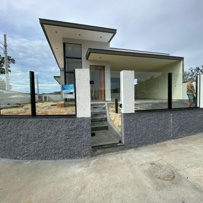 Casa Residencial com 113m², 3 quartos, 1 suíte, 2 garagens, no bairro Forquilhas em São José