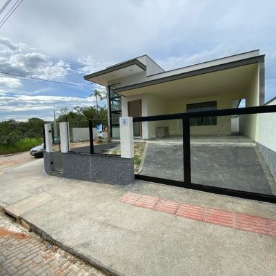 Casa Residencial com 113m², 3 quartos, 1 suíte, 2 garagens, no bairro Forquilhas em São José