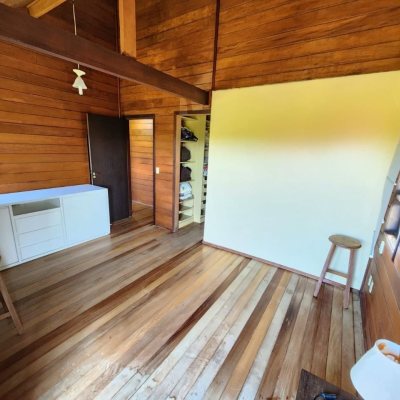 Casa Residencial com 118m², 3 quartos, 1 suíte, 3 garagens, no bairro Barra da Lagoa em Florianópolis