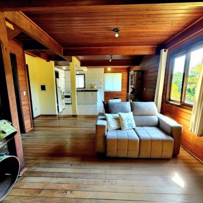 Casa Residencial com 118m², 3 quartos, 1 suíte, 3 garagens, no bairro Barra da Lagoa em Florianópolis