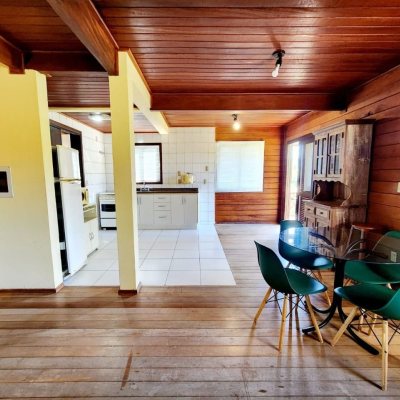 Casa Residencial com 118m², 3 quartos, 1 suíte, 3 garagens, no bairro Barra da Lagoa em Florianópolis