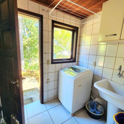 Casa Residencial com 118m², 3 quartos, 1 suíte, 3 garagens, no bairro Barra da Lagoa em Florianópolis