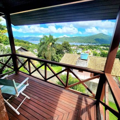 Casa Residencial com 118m², 3 quartos, 1 suíte, 3 garagens, no bairro Barra da Lagoa em Florianópolis