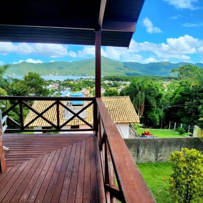 Casa Residencial com 118m², 3 quartos, 1 suíte, 3 garagens, no bairro Barra da Lagoa em Florianópolis