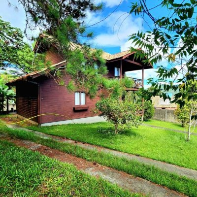 Casa Residencial com 118m², 3 quartos, 1 suíte, 3 garagens, no bairro Barra da Lagoa em Florianópolis