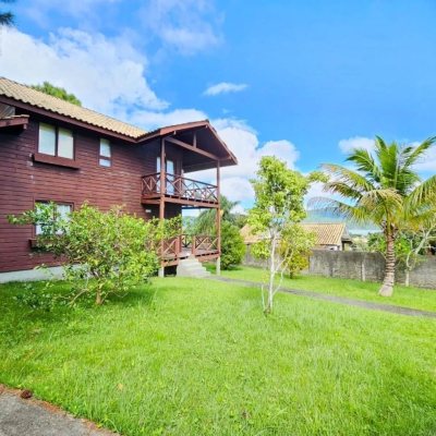 Casa Residencial com 118m², 3 quartos, 1 suíte, 3 garagens, no bairro Barra da Lagoa em Florianópolis