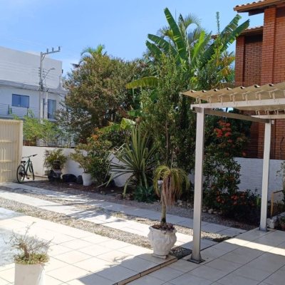 Casa Residencial com 193m², 3 quartos, 1 suíte, 2 garagens, no bairro Campeche em Florianópolis