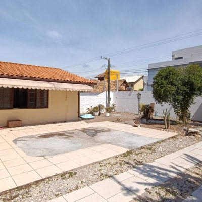 Casa Residencial com 193m², 3 quartos, 1 suíte, 2 garagens, no bairro Campeche em Florianópolis