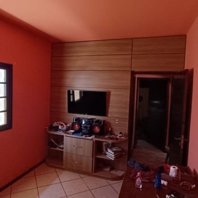 Casa Residencial com 193m², 3 quartos, 1 suíte, 2 garagens, no bairro Campeche em Florianópolis