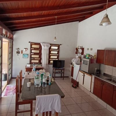 Casa Residencial com 193m², 3 quartos, 1 suíte, 2 garagens, no bairro Campeche em Florianópolis