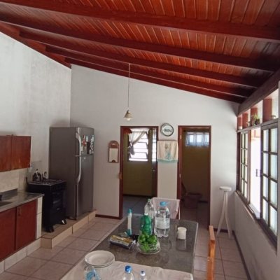 Casa Residencial com 193m², 3 quartos, 1 suíte, 2 garagens, no bairro Campeche em Florianópolis