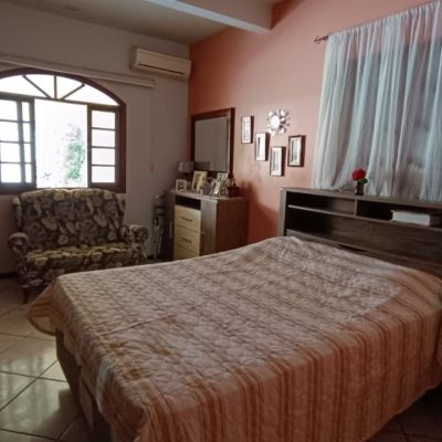 Casa Residencial com 193m², 3 quartos, 1 suíte, 2 garagens, no bairro Campeche em Florianópolis