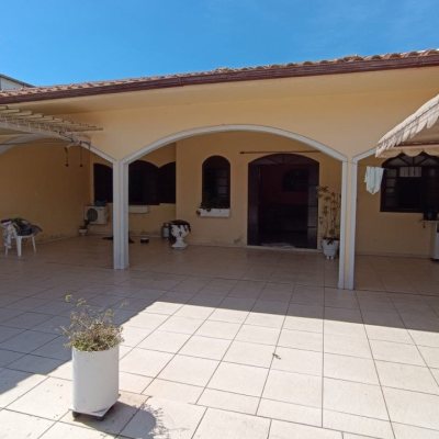 Casa Residencial com 193m², 3 quartos, 1 suíte, 2 garagens, no bairro Campeche em Florianópolis