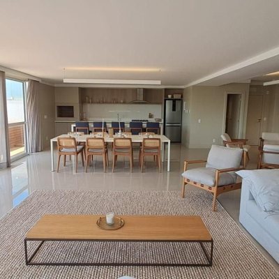 Cobertura com 316m², 4 quartos, 4 suítes, 3 garagens, no bairro Cachoeira Do Bom Jesus em Florianópolis