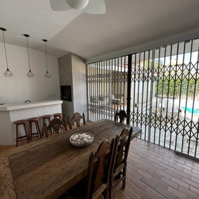 Casa Residencial com 209m², 3 quartos, 1 suíte, 2 garagens, no bairro Cachoeira Do Bom Jesus em Florianópolis