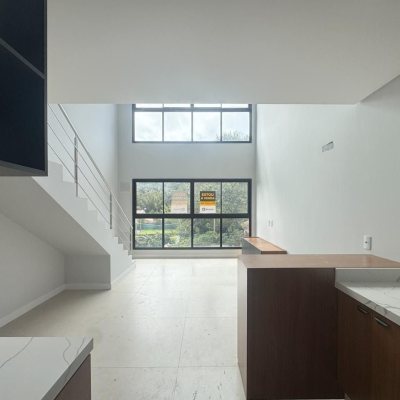 Loft com 51m², 1 quarto, 1 suíte, 1 garagem, no bairro Lagoa da Conceição em Florianópolis