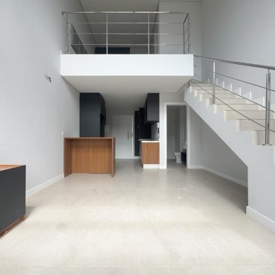Loft com 51m², 1 quarto, 1 suíte, 1 garagem, no bairro Lagoa da Conceição em Florianópolis