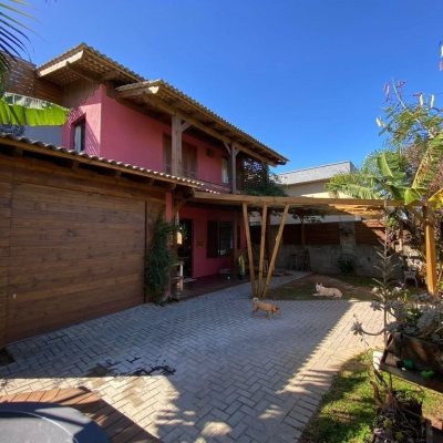 Casa Residencial com 170m², 2 quartos, 1 suíte, no bairro Rio Tavares em Florianópolis