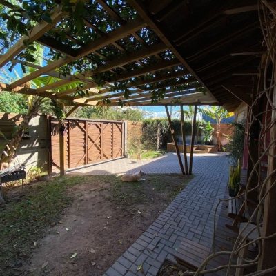 Casa Residencial com 170m², 2 quartos, 1 suíte, no bairro Rio Tavares em Florianópolis