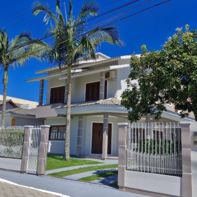 Casa Residencial com 240m², 3 quartos, 1 suíte, 3 garagens, no bairro Ingleses do Rio Vermelho em Florianópolis