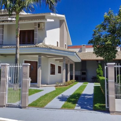 Casa Residencial com 240m², 3 quartos, 1 suíte, 3 garagens, no bairro Ingleses do Rio Vermelho em Florianópolis