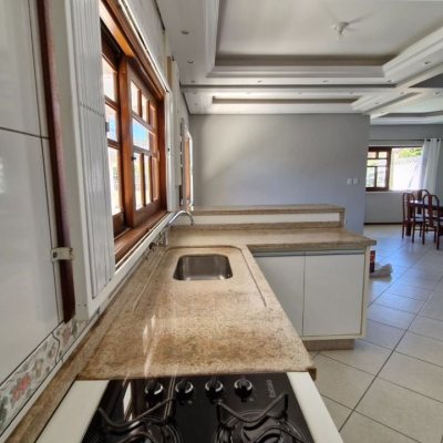 Casa Residencial com 240m², 3 quartos, 1 suíte, 3 garagens, no bairro Ingleses do Rio Vermelho em Florianópolis