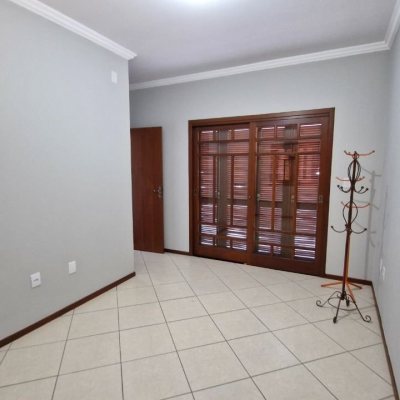 Casa Residencial com 240m², 3 quartos, 1 suíte, 3 garagens, no bairro Ingleses do Rio Vermelho em Florianópolis