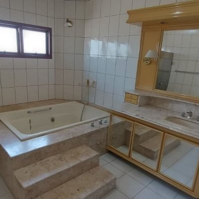 Casa Residencial com 390m², 4 quartos, 3 suítes, 2 garagens, no bairro Fazenda Santo Antônio em São José