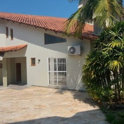 Casa Residencial com 390m², 4 quartos, 3 suítes, 2 garagens, no bairro Fazenda Santo Antônio em São José