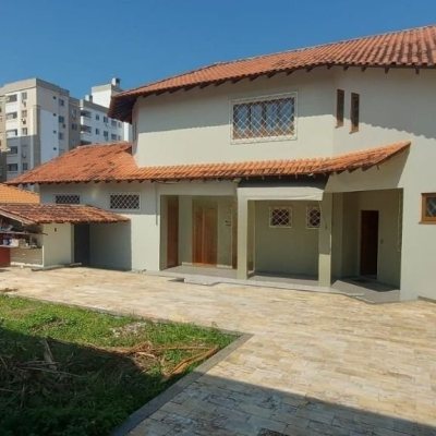 Casa Residencial com 390m², 4 quartos, 3 suítes, 2 garagens, no bairro Fazenda Santo Antônio em São José