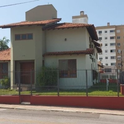 Casa Residencial com 390m², 4 quartos, 3 suítes, 2 garagens, no bairro Fazenda Santo Antônio em São José