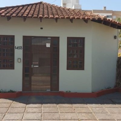 Casa Residencial com 390m², 4 quartos, 3 suítes, 2 garagens, no bairro Fazenda Santo Antônio em São José
