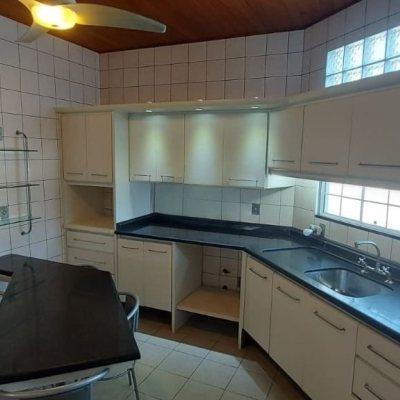 Casa Residencial com 390m², 4 quartos, 3 suítes, 2 garagens, no bairro Fazenda Santo Antônio em São José