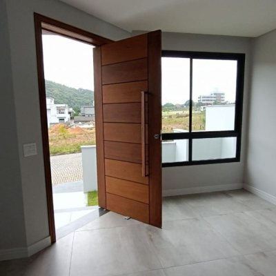 Casa Residencial com 199m², 4 quartos, 3 suítes, 2 garagens, no bairro Rio Tavares em Florianópolis