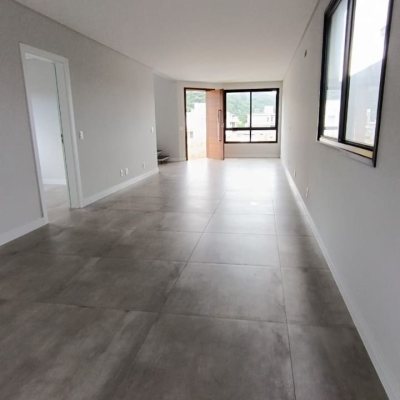 Casa Residencial com 199m², 4 quartos, 3 suítes, 2 garagens, no bairro Rio Tavares em Florianópolis