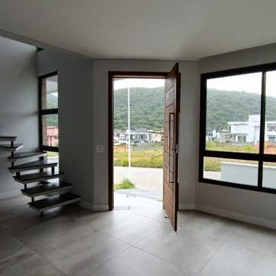 Casa Residencial com 199m², 4 quartos, 3 suítes, 2 garagens, no bairro Rio Tavares em Florianópolis