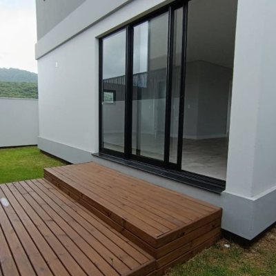 Casa Residencial com 199m², 4 quartos, 3 suítes, 2 garagens, no bairro Rio Tavares em Florianópolis