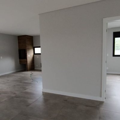 Casa Residencial com 199m², 4 quartos, 3 suítes, 2 garagens, no bairro Rio Tavares em Florianópolis