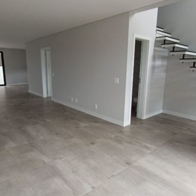 Casa Residencial com 199m², 4 quartos, 3 suítes, 2 garagens, no bairro Rio Tavares em Florianópolis