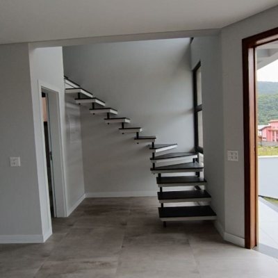 Casa Residencial com 199m², 4 quartos, 3 suítes, 2 garagens, no bairro Rio Tavares em Florianópolis