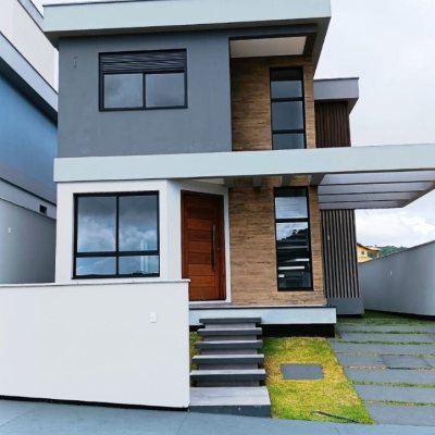 Casa Residencial com 199m², 4 quartos, 3 suítes, 2 garagens, no bairro Rio Tavares em Florianópolis